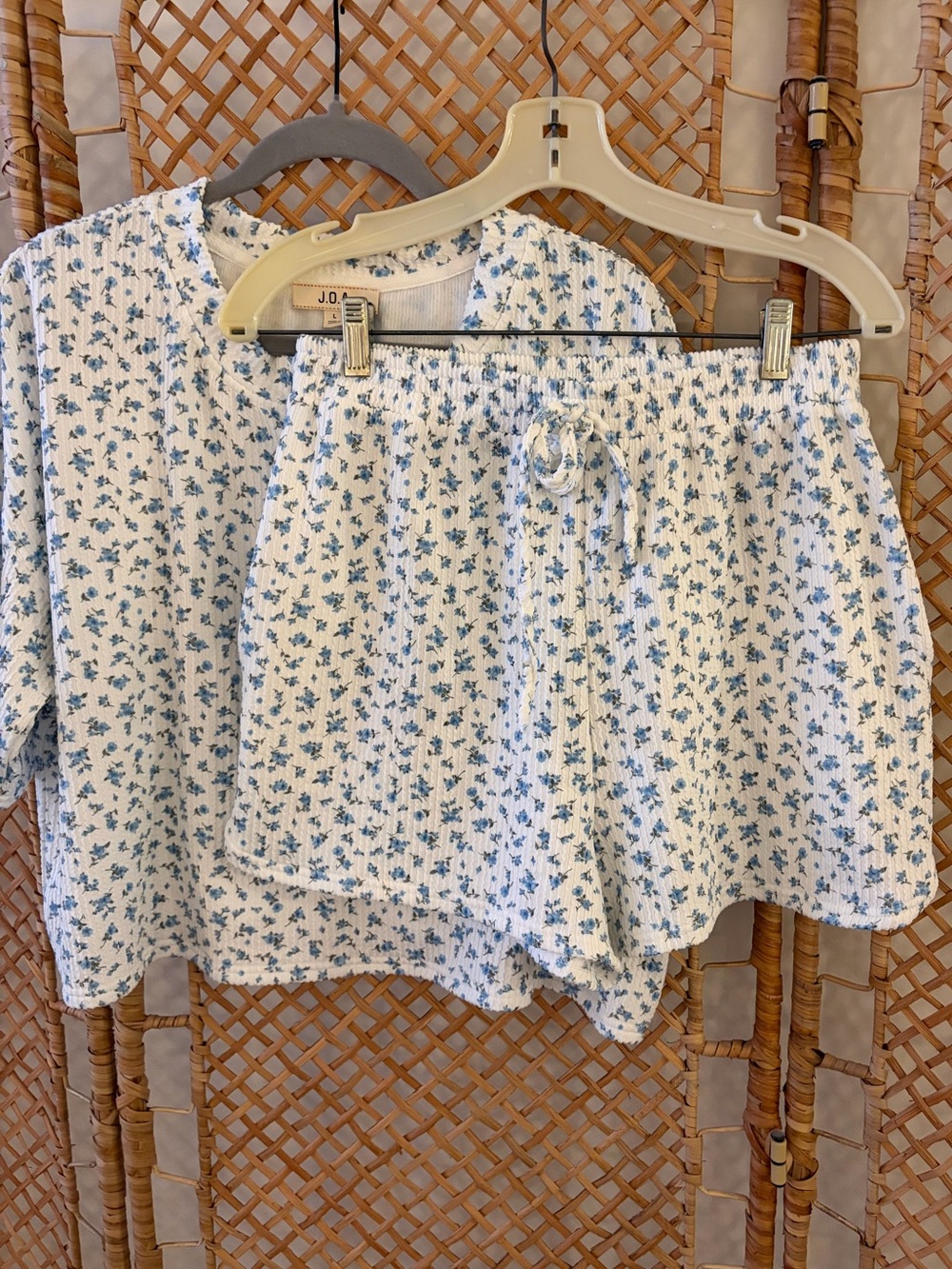 J.O.A. Women’s Ribbed White Two-Piece Lounge Set with Blue Floral Print - Picture 7 of 10